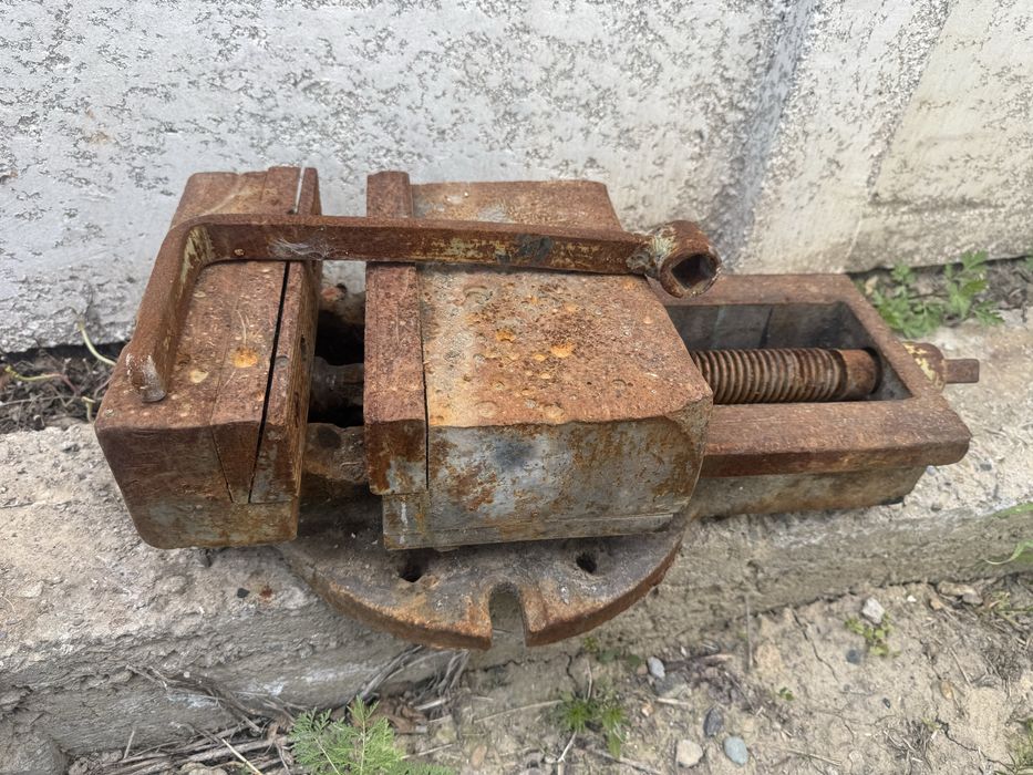 Тиски большие б/у рабочие