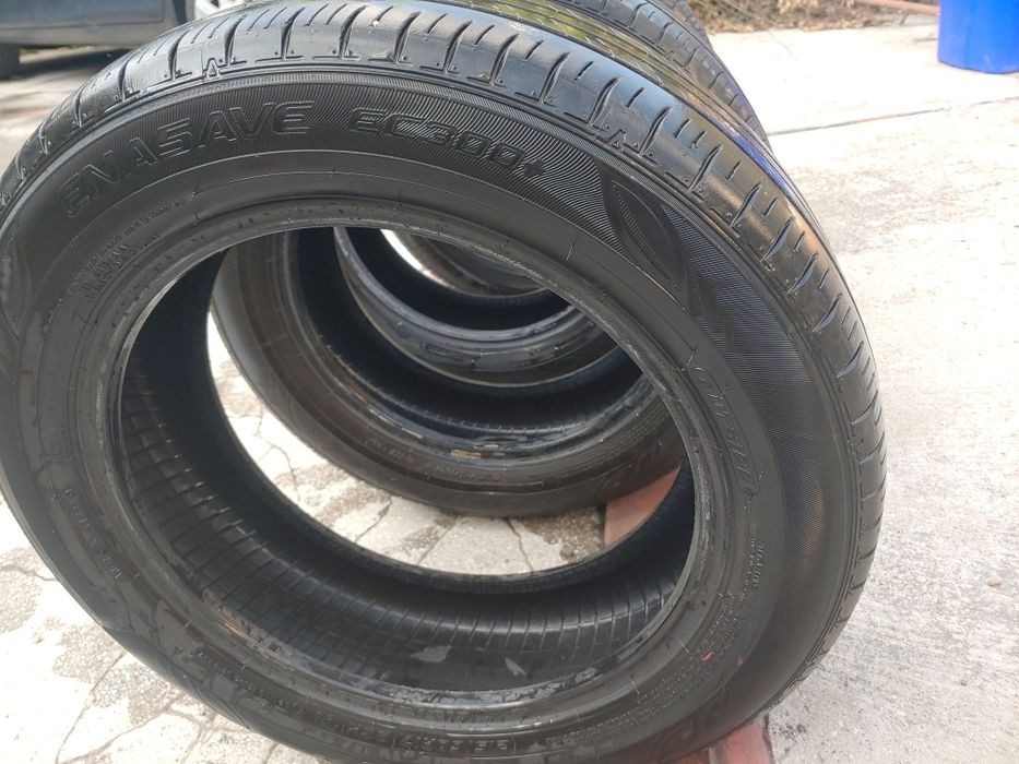 Vand anvelope vara Dunlop Enasave EC 300+ dimensiunea 215/60 R17 in stare foarte buna