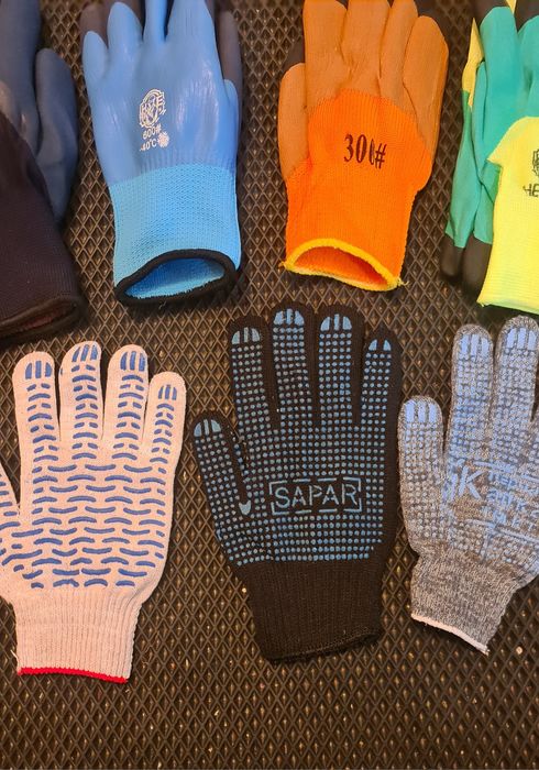 Перчатки новые,цены разные.