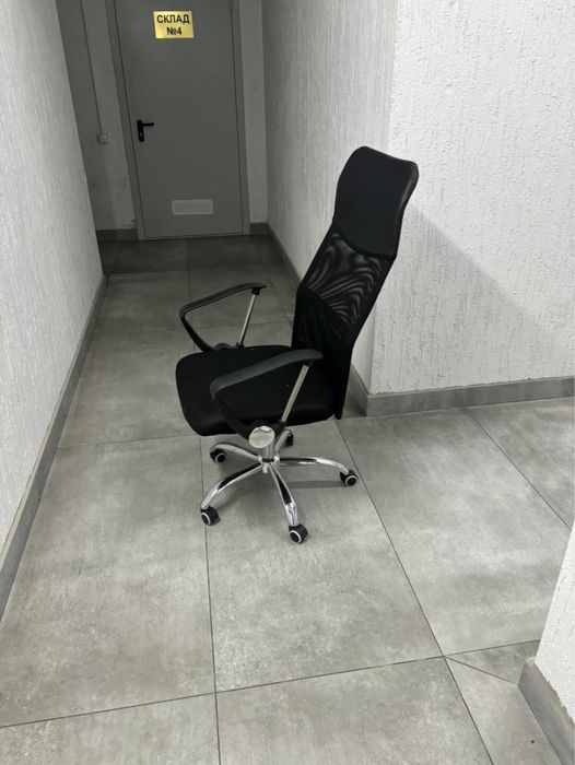 Офисные стулья.