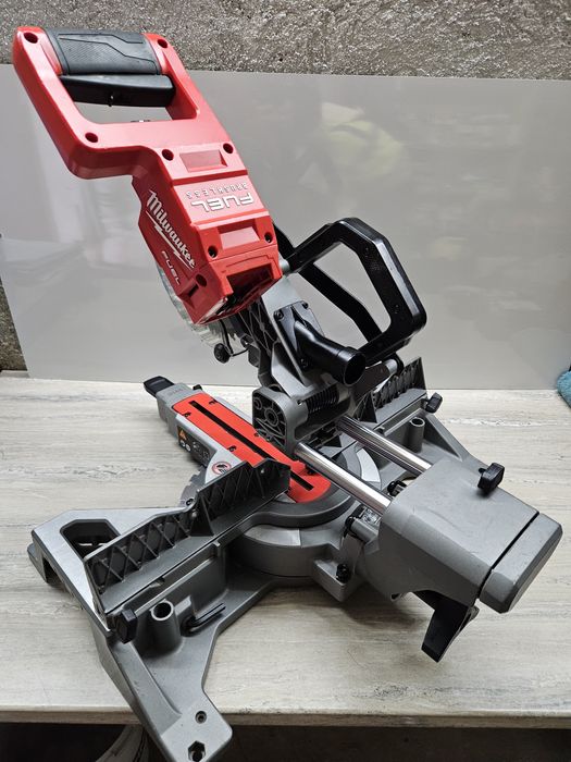 Milwaukee Настолен Циркуляр M18FMS190 18V.