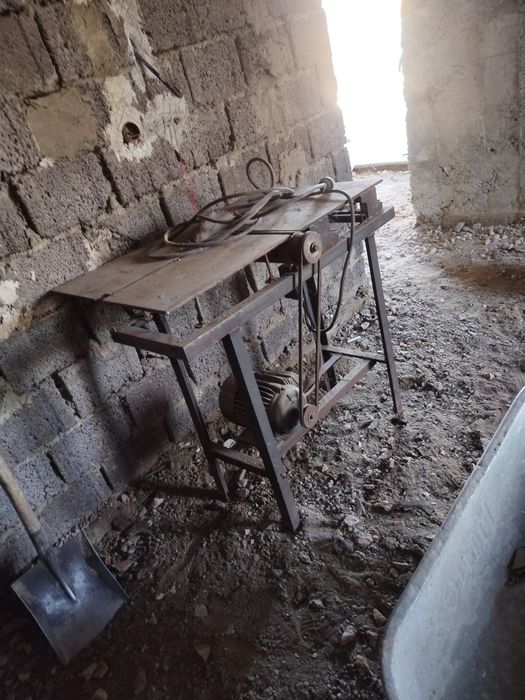 Vând cilcular de tăiat lemne are și abric pe ia