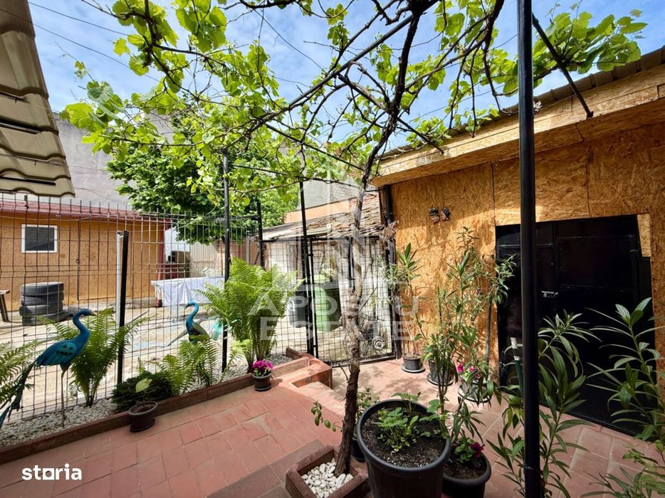 Apartament cu 2 camere si curte de vanzare in Complexul Studentesc