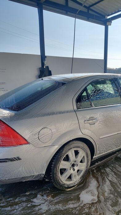 Vând Ford mondeo