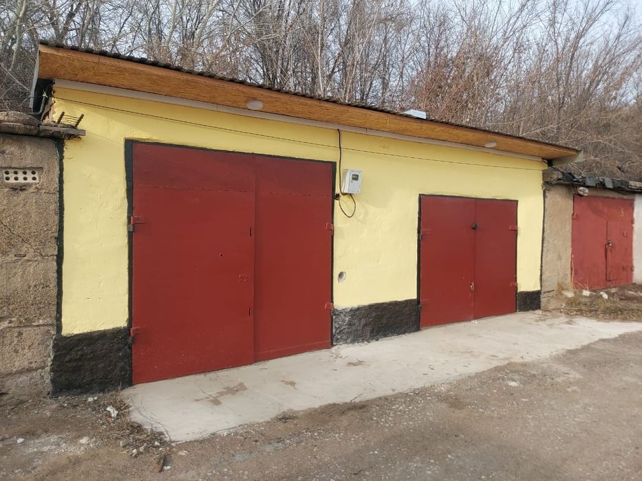 Қатар тұрған 2 гараж сатамын.