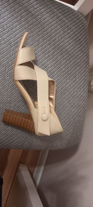 Продам женскую обувь.