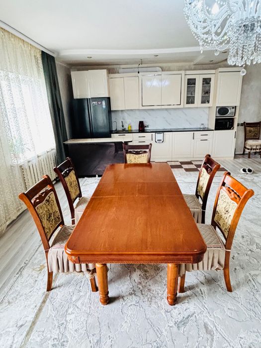 Қатты ағаш столы мен орындықтар