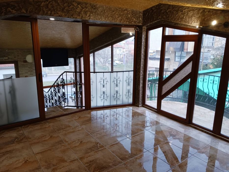 Дава се под наем Магазин в Велики Преслав - 50 кв.м за 331.5 € - Снимка #1