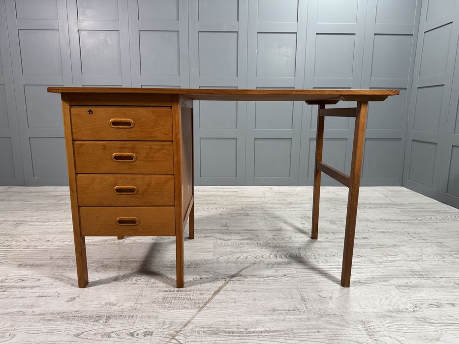 Винтидж, скандинавско бюро К059