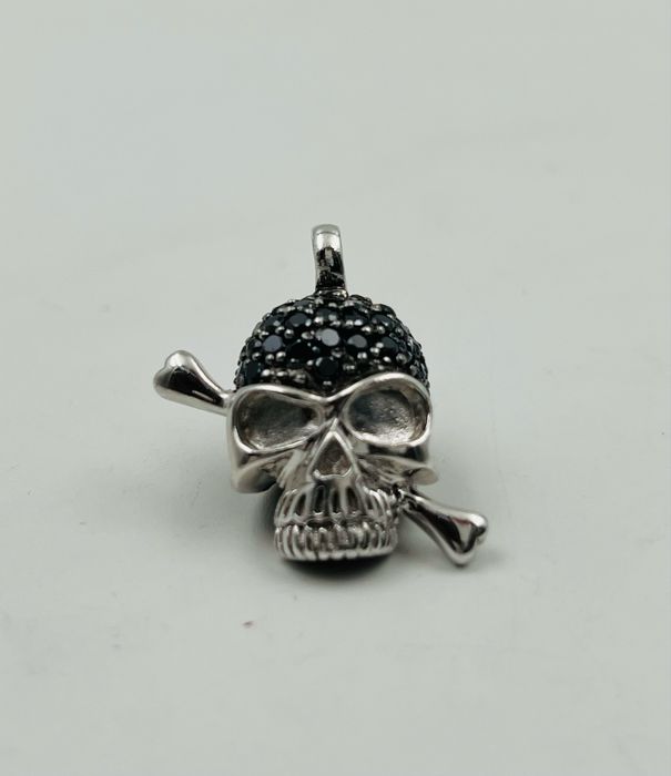 Сребърна висулка Череп с камъни
