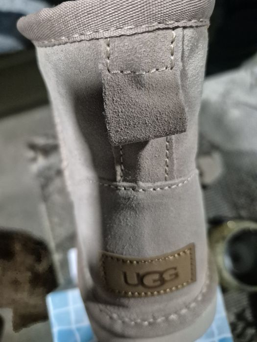 Vând UGG Femei,marimea 39.Culoare Bej.