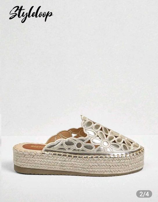 Нови летни чехли в златист цвят