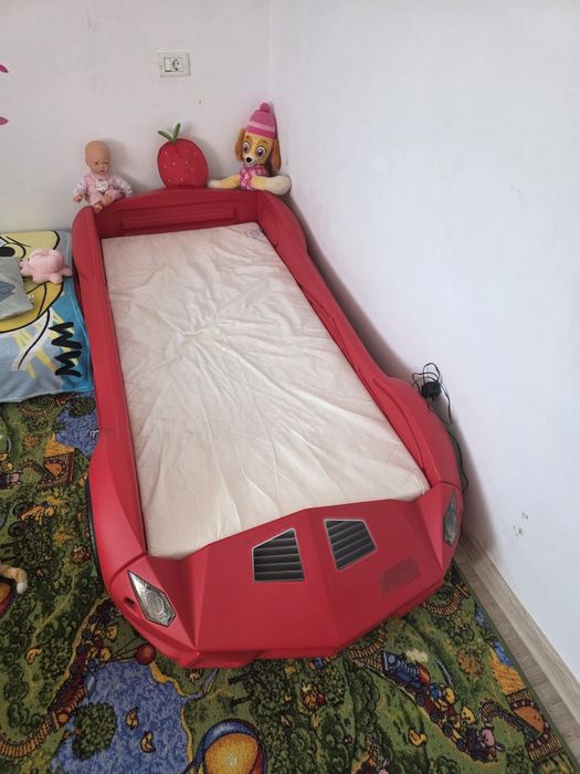 Vând pat pentru copii în formă de mașinăVând pat pentru copii în formă de mașină