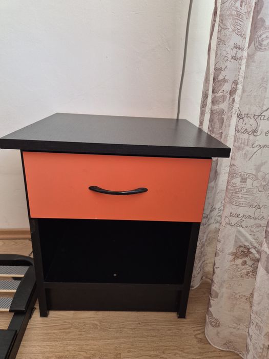 Vând set dormitor utilizat, format din dulap cu 2 corpuri și 2 noptiere.
Preț: 700 lei.
Nu asigur transport.