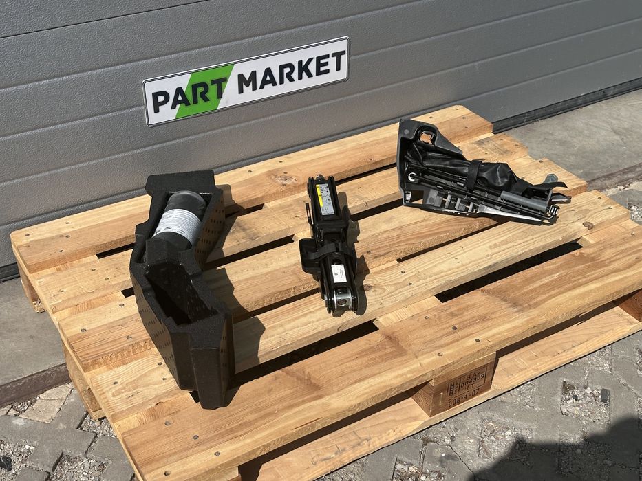 Комплект инструменти с крик AUDI A7 C8 4K8011031