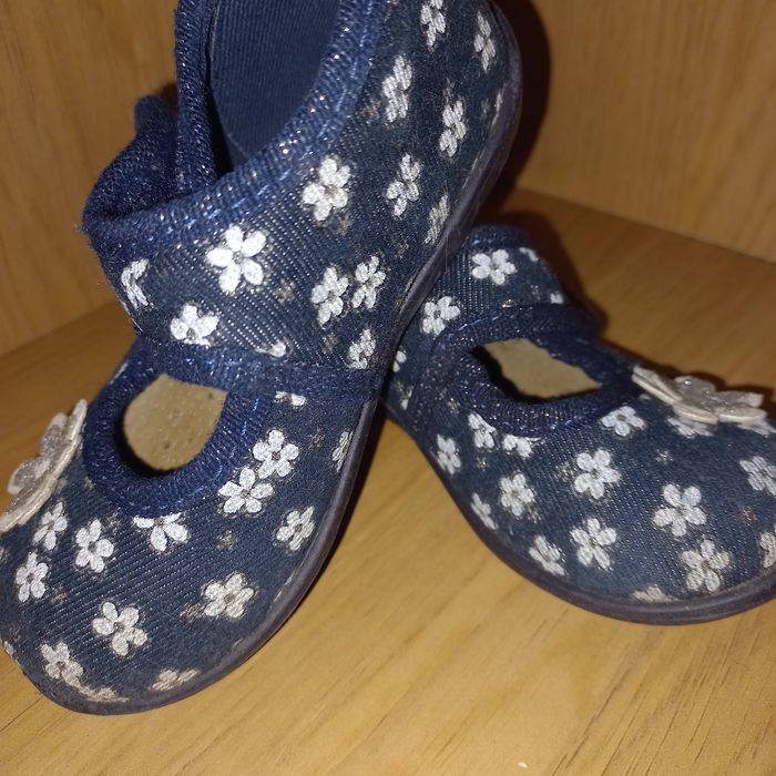 Vând 2 perechi pantofi fetite mar. 22