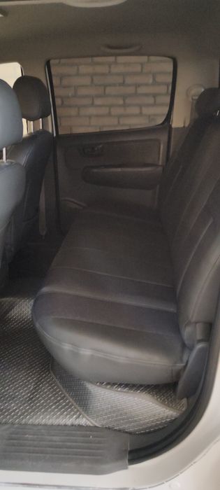 TOYOTA HILUX 2013 йил сотилади.
