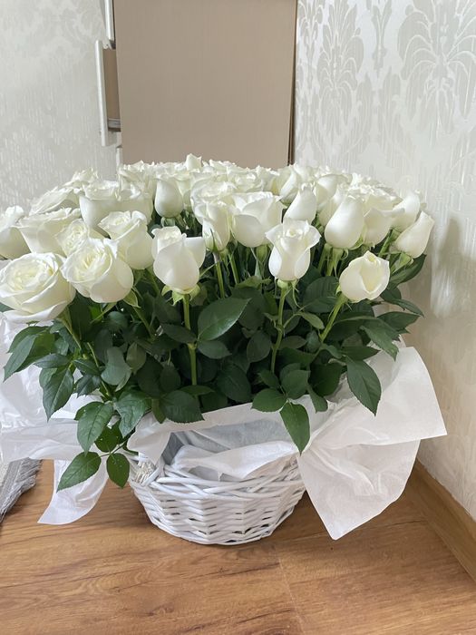 букет красивых цветов в корзинке