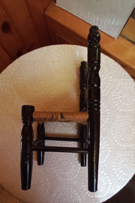 Scaun lemn pt. păpușă, spătar tip scară, șezut iută