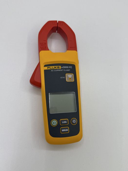 Set aparate masura: multimetru Fluke 3000 FC, clema ampermetrica Fluke a3000 FC si tester retea Goldtool. Toate cele trei aparate sunt utilizate.