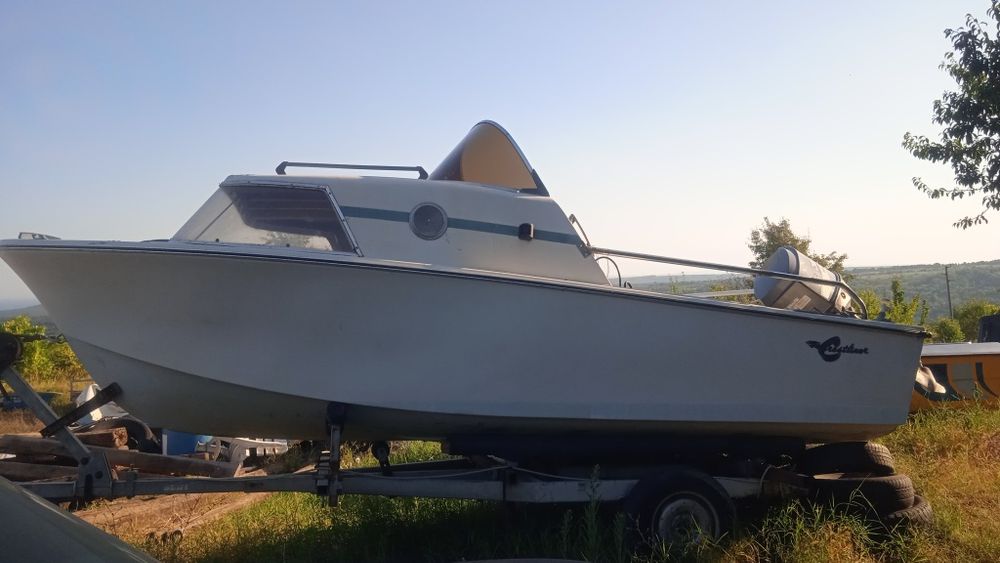 Лодка с малка каюта