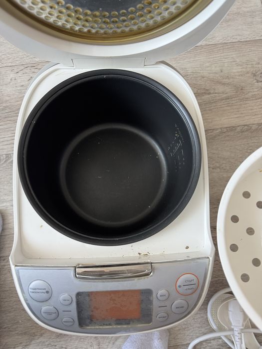 Мультиварка в хорошем состояние
