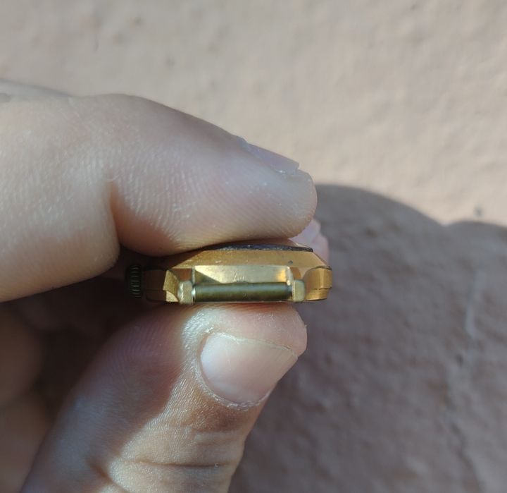 Soatlar sotiladi. Orasida Zarya soati xam bor