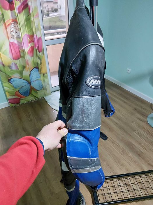 Кожен мото екип две части