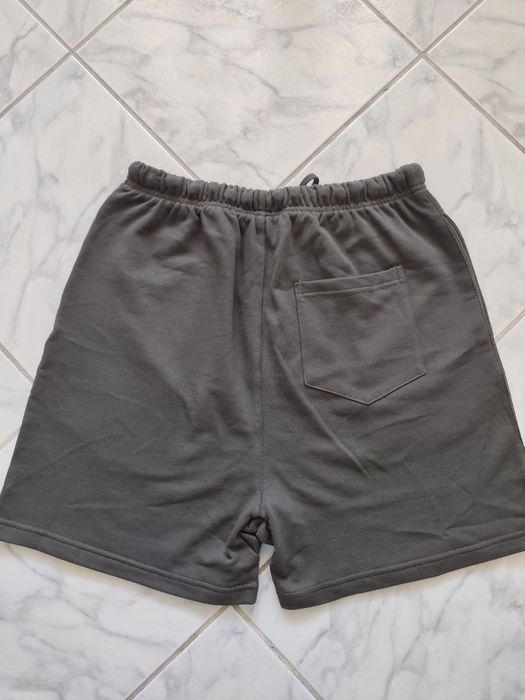 Pantaloni scurți Essentials mărime XL fit L