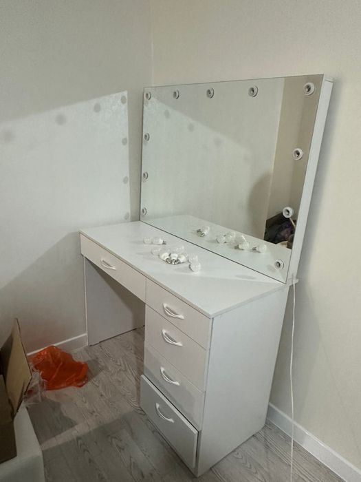 Гримерный столик с зерколом и освещением