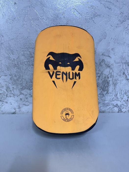 Продам лапу venum в хорошем состоянии