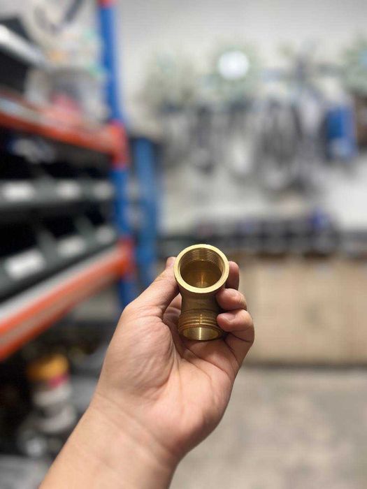 Желтый колено маленький