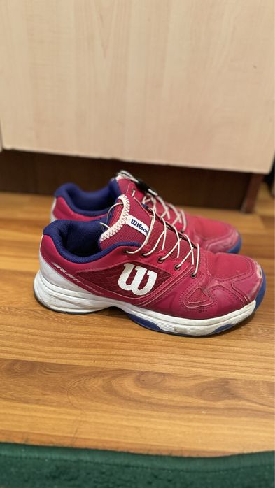 Теннисный кроссовкий