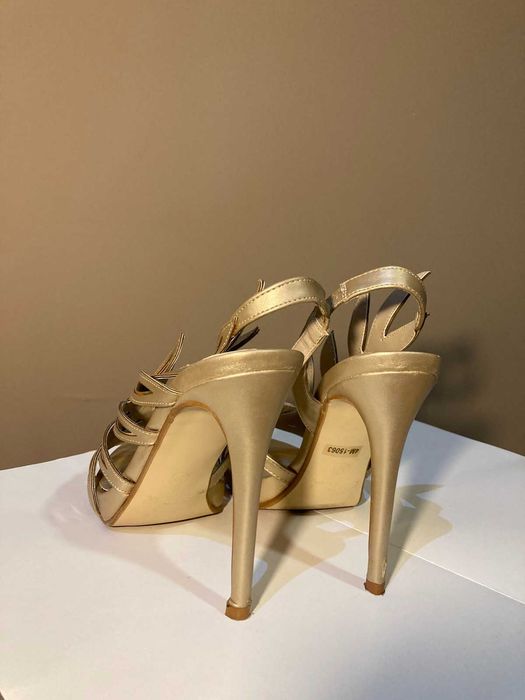 Елегантни дамски сандали висок ток