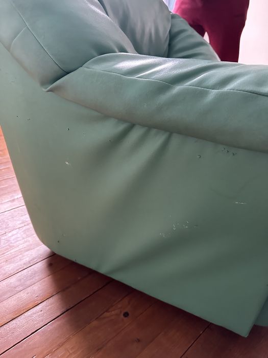 Зелени кожени дивани