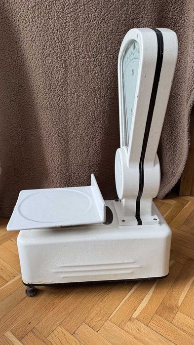 Търговска везна от времето на соца. Запазена и работеща.
