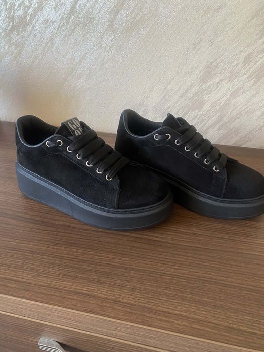 Велурени черни обувки