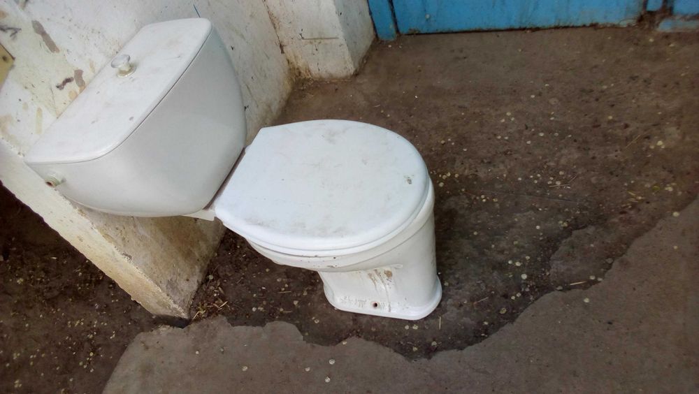 Продам унитаз с бачком адрес 6 мкр