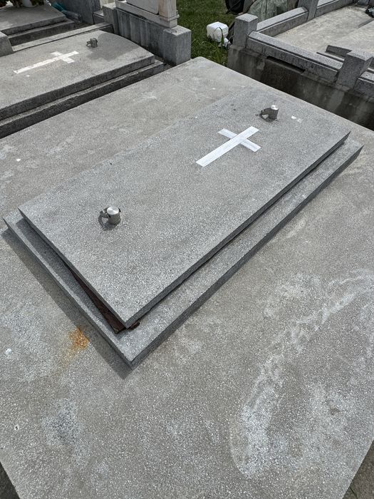 Vand Cavou complet - Cimitirul Ortodox ,, Padure '' .