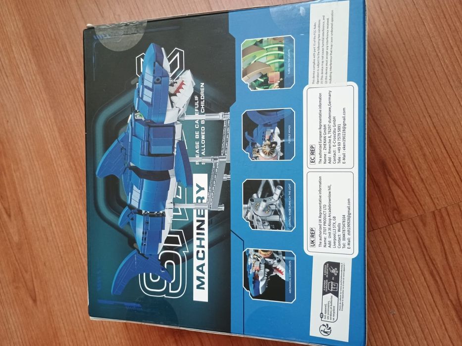 Set de blocuri de constructie cu rechin mecanic