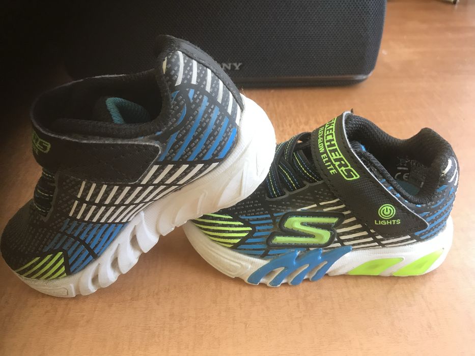 Маратонки със светеща подметка при стъпяне