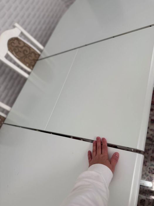 Продам стол белый