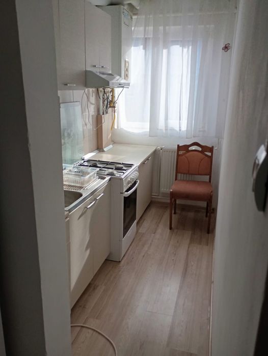 Închiriez apartament 3 camere