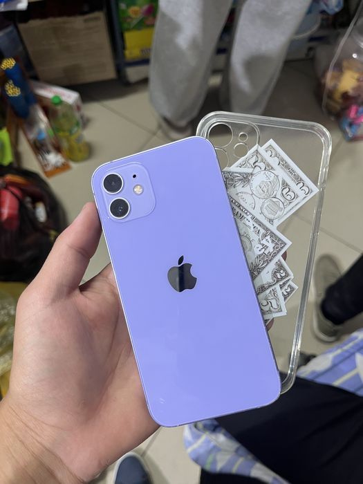 iPhone 12.