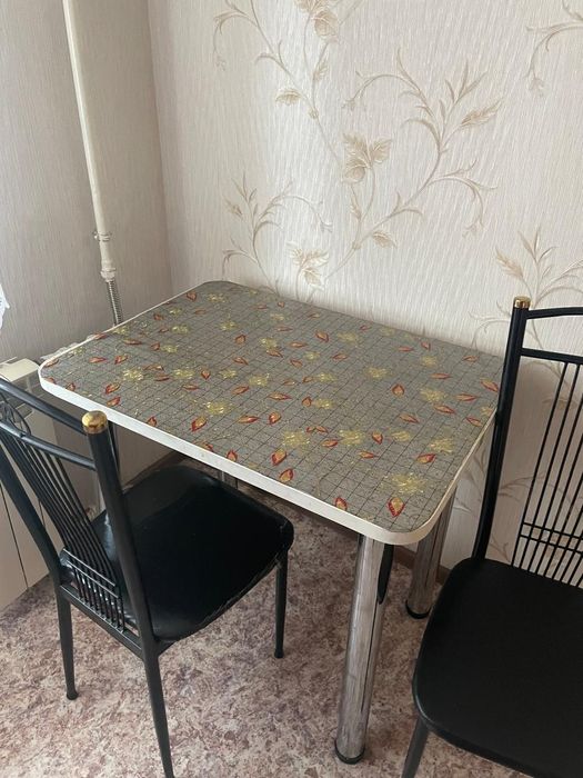 Продам стол кухонный и 3 стула