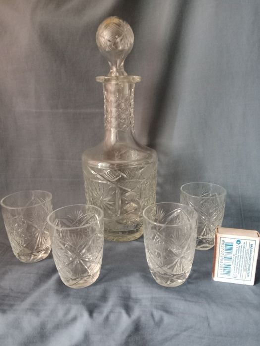 Графин хрустальный и 4 стопки.