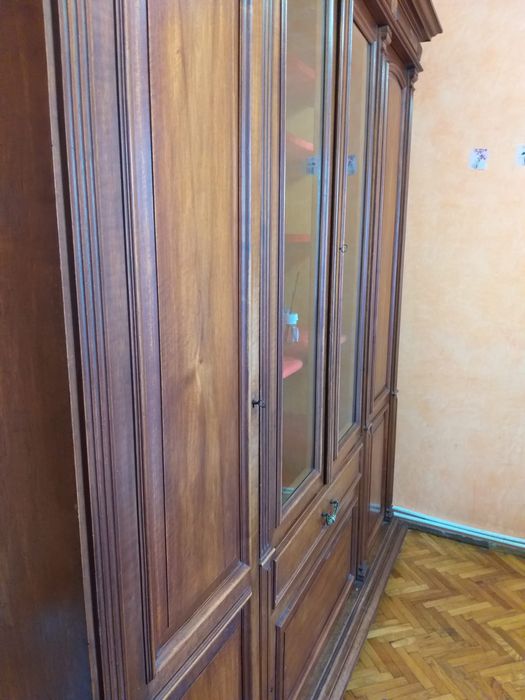 Ofer spre închiriere apartament cu 3 camere