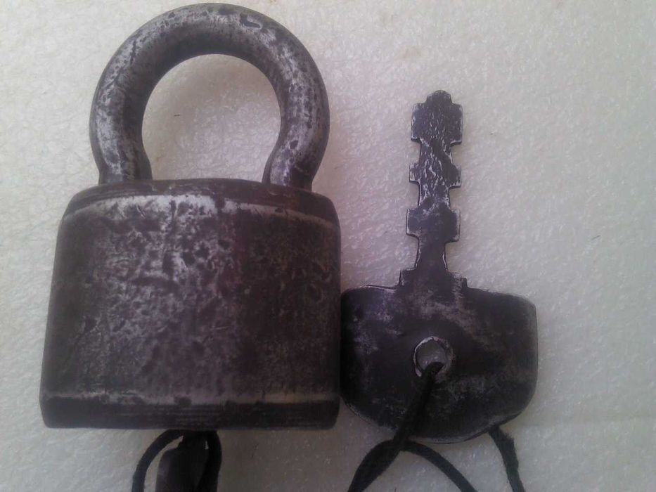 Продается Старый Замок Металл.Высячии. И 2 Ключа. No_1111. 19.-.Век.