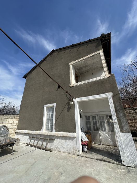 Hovli sotiladi Xishrav Qurgonida 7 sotiq 2 etajli