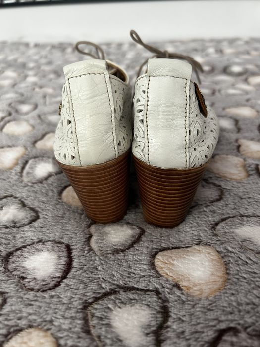 Бели дамски обувки от естествена кожа с дантелен ефект, номер 35